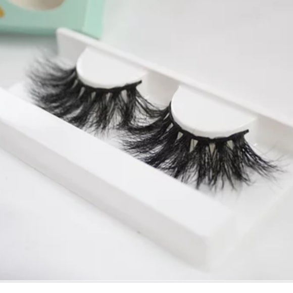 Betty Mink Lashes - Picture 2 of 4